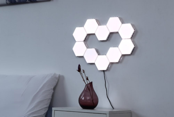 Produto sendo usado como luz de cabeceira no formato de um coração.